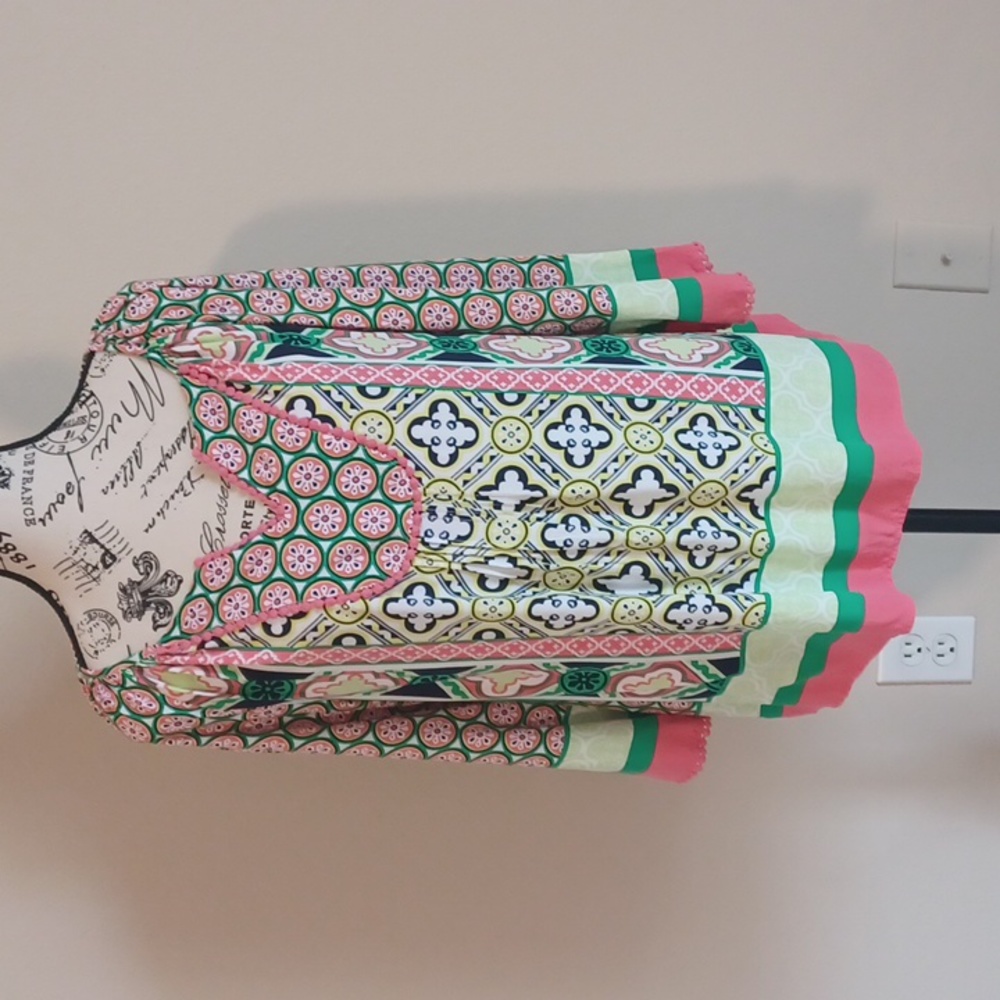 Crown and Ivy size medium flowy blouse